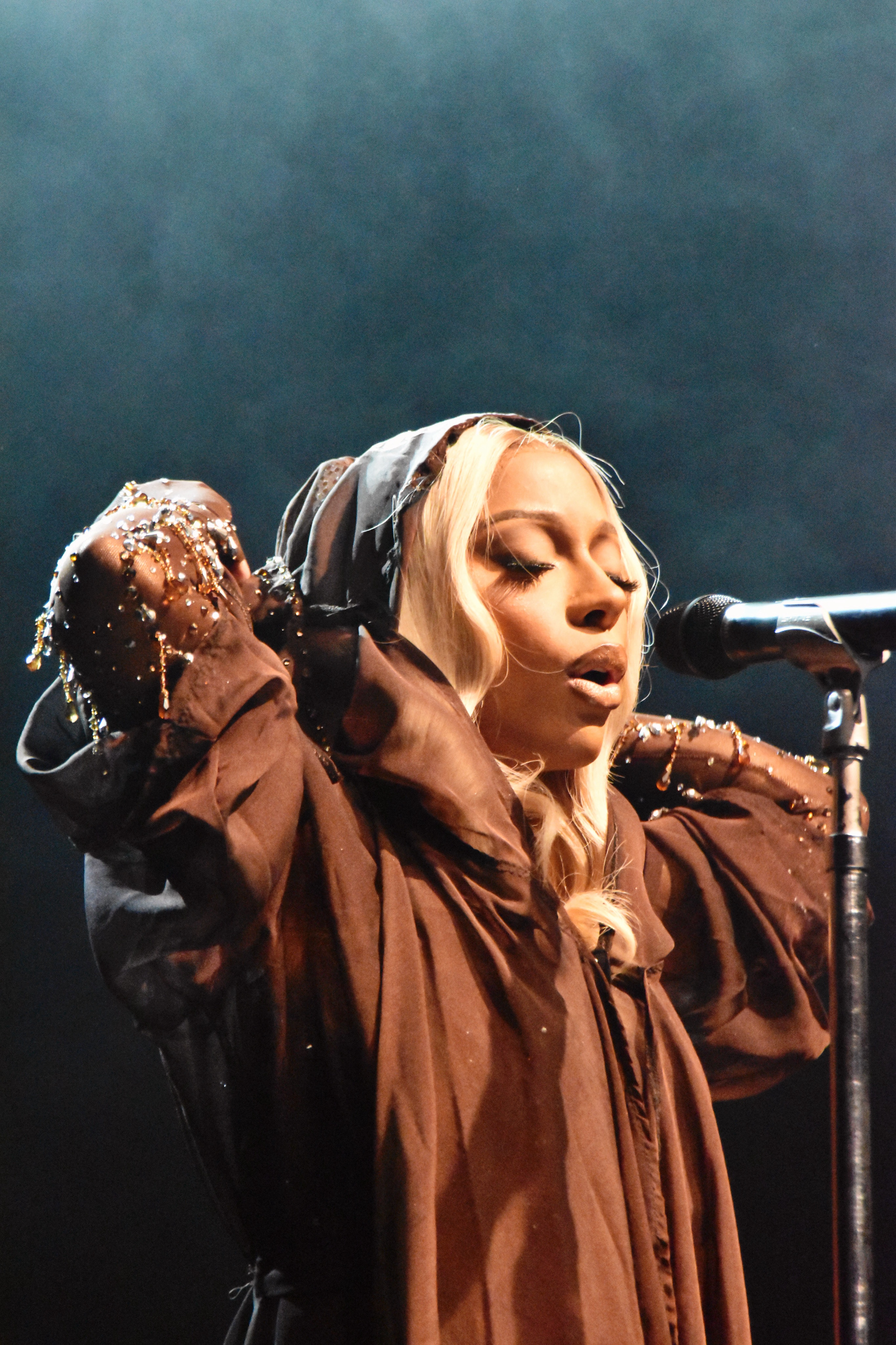 Victoria Monet performing live